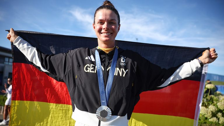 Esther Henseleit gewinnt bei den Olympischen Spielen in Paris die Silbermedaille.