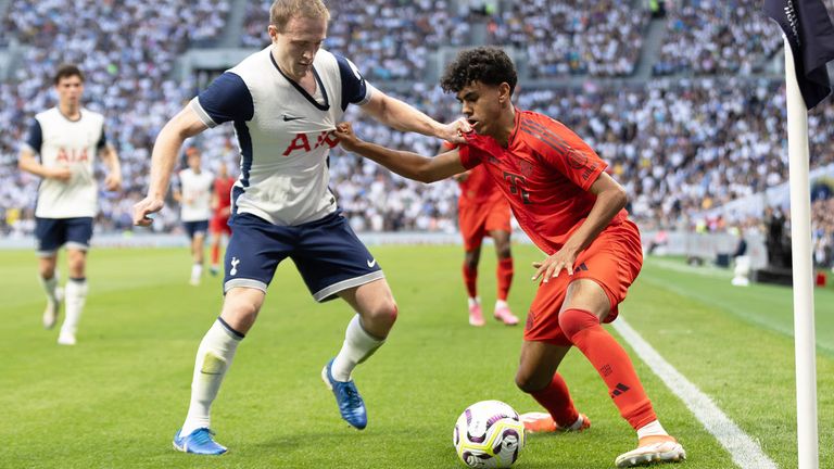 Bayern-Youngster Adam Aznou (r.) im Testspiel gegen Tottenham Hotspur. Der 18-Jährige hofft auf sein Startelf-Pflichtspieldebüt im DFB-Pokal beim SSV Ulm.