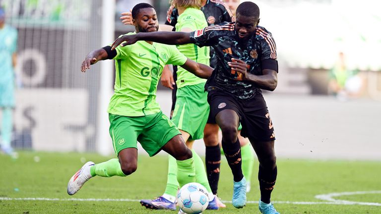 Dayot Upamecano (r.) und die Bayern-Abwehr offenbarte zum Auftakt in Wolfsburg so einige Schwächen.