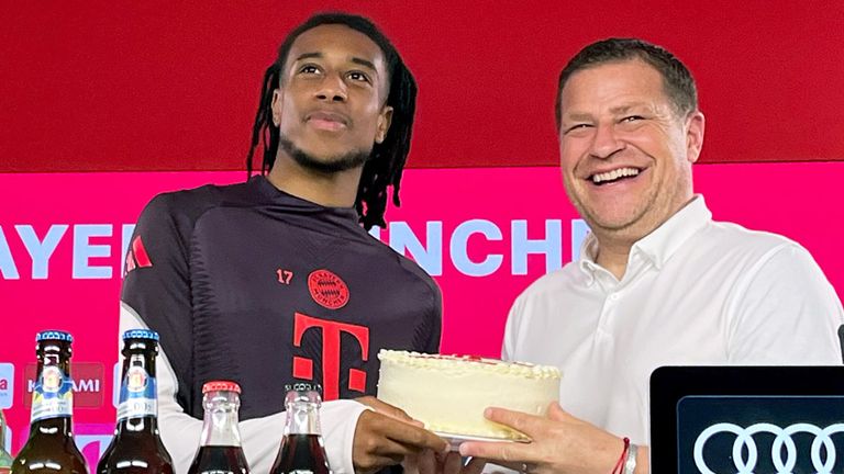 Bayern-Neuzugang Michael Olise (l.) mit Sportvorstand Max Eberl.