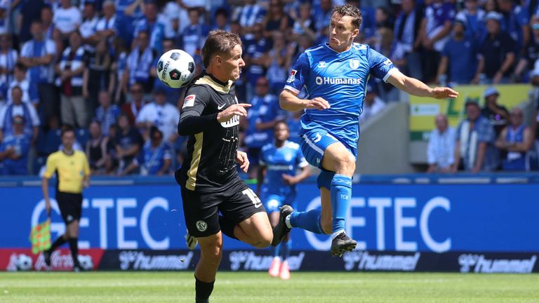 Der Einsatz leistete über weite Strecken wenig Ertrag: Lukas Pinckert (l.) attackiert Magdeburgs Martijn Kaars.