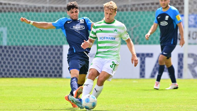 Etienne Portmann vom TSV Schott Mainz (l.) hier im Zweikampf mit Fürths Philipp Müller.