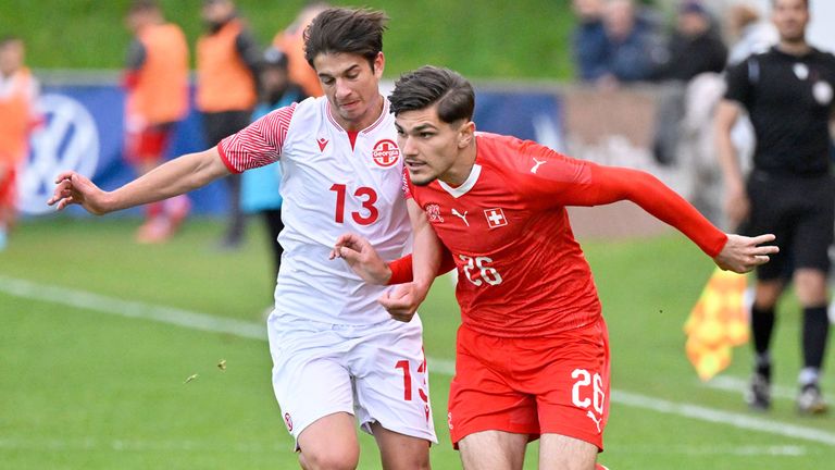 Bayerns Luka Parkadze (l.) im Trikot der georgischen U19-Nationalmannschaft.