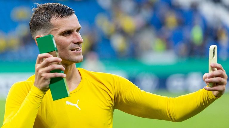 Dortmunds Pascal Groß macht ein Selfie mit seiner Man-of-the-Match-Trophäe.