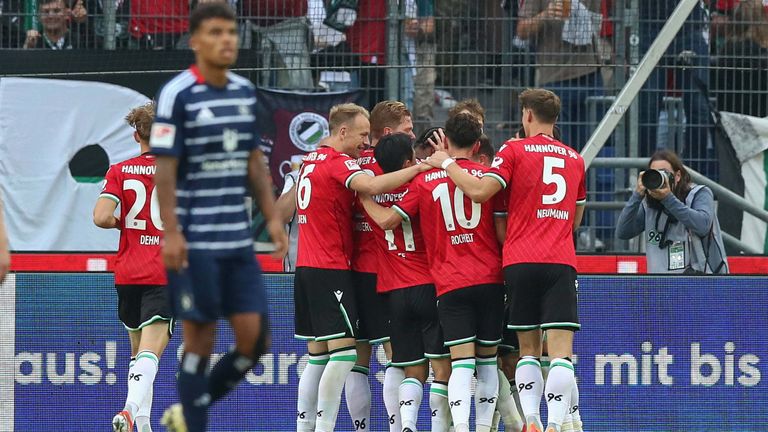 Hannover 96 bejubelt den Elfmetertreffer von Jessic Ngankam.