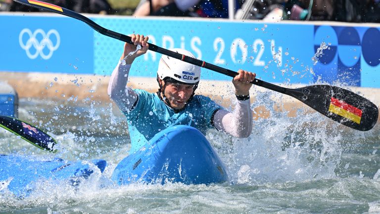 Noah Hegge holt im Kajak-Cross überraschend Bronze. 