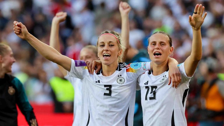 Kathrin Hendrich (l.) und Klara Bühl wollen ins Halbfinale der Olympische Spiele in Paris.