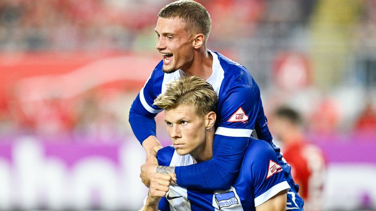 Hertha BSC jubelt in der 2. Bundesliga auf dem Betzenberg.