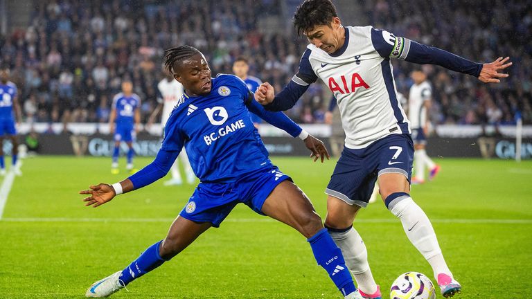 Heung-Min Son (r.) und die Tottenham Hotspur kommen zum Premier-League-Auftakt nicht über ein Remis bei Aufsteiger Leicester City hinaus. 