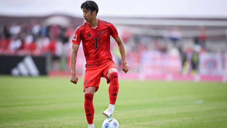 Mit seinem Mittelfußbruch fehlt Hiroki Ito dem FC Bayern noch länger.