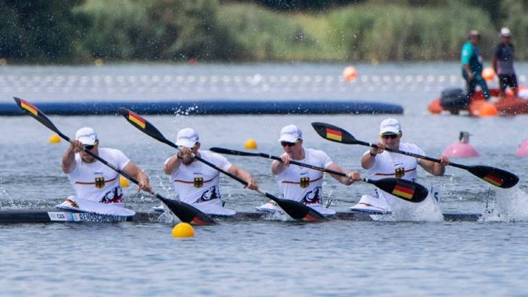 Schlagmann Max Rendschmidt, Max Lemke, Jacob Schopf und Tom Liebscher-Lucz holen Gold im Kajak-Vierer.