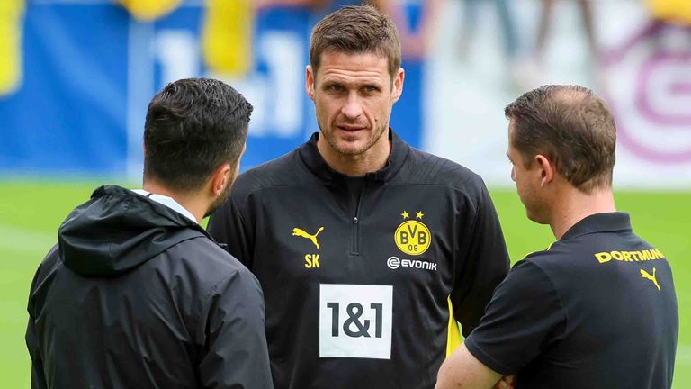 Sportdirektor Sebastian Kehl (M.) bestätigt Emre Can als Kapitän bei Borussia Dortmund.