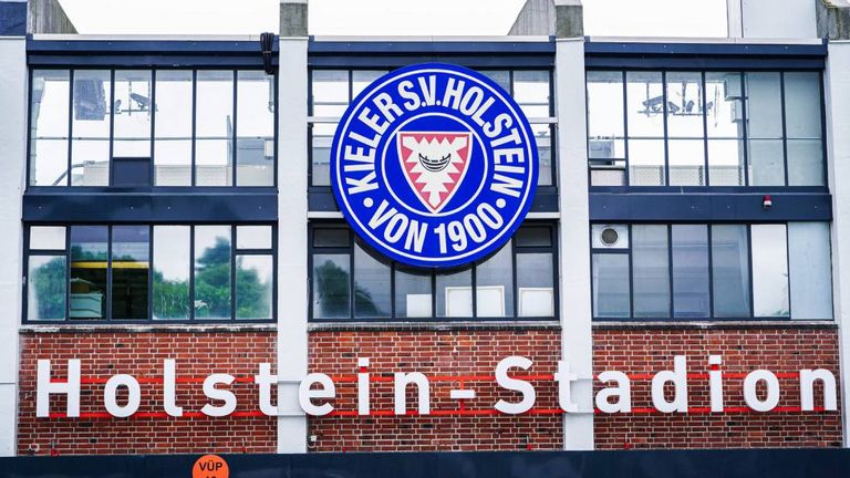 Holstein-Stadion in Kiel | Kapazität: 15.034 Zuschauer | Preis pro Bier (0,5 l): - |  Preis pro Bratwurst: -.