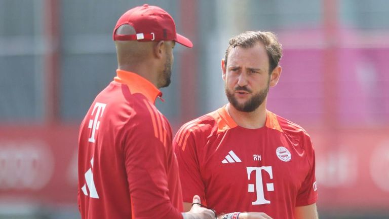 Rene Maric (r.) fungiert als Co-Trainer von Bayern-Coach Vincent Kompany.