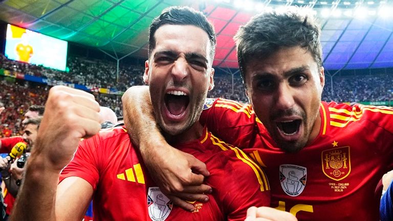 Mikel Merino (l.) bejubelt hier mit seinem spanischen Teamkollegen Rodri den Gewinn der Europameisterschaft.