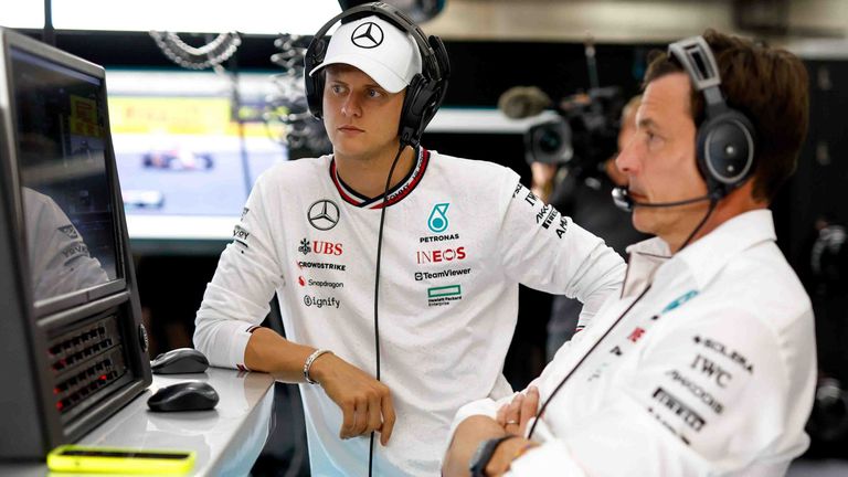 Mick Schumacher (l.) mit Toto Wolff beim Großen Preis von Belgien.