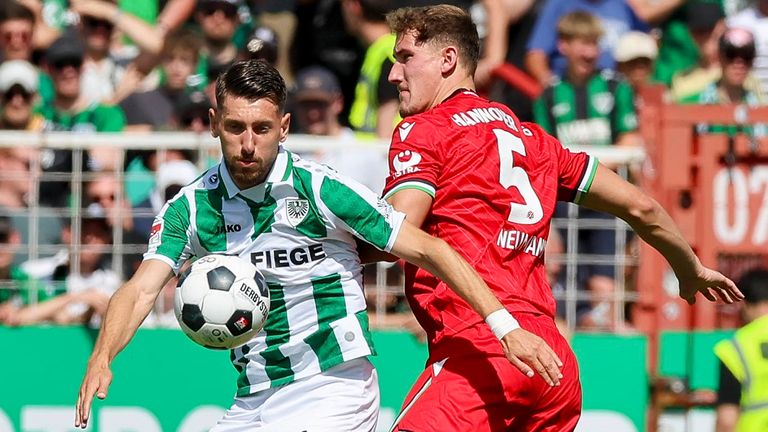 Münsters Babis Makridis (l.) ist vor Hannovers Phil Neumann am Ball.