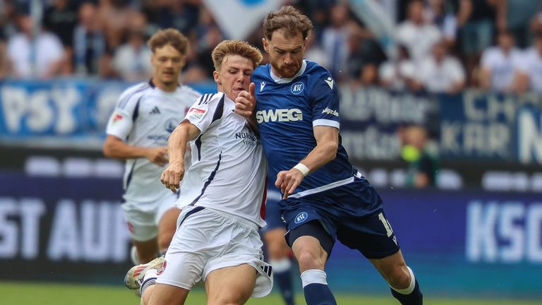 U17-Weltmeister Finn Jeltsch (l.) und der 1. FC Nürnberg verlieren den Saisonauftakt beim Karlsruher SC.