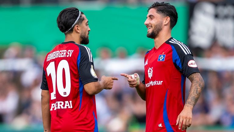 Hamburgs Immanuel Pherai (l.) jubelt nach seinem Tor mit Teamkollege Ludovit Reis.