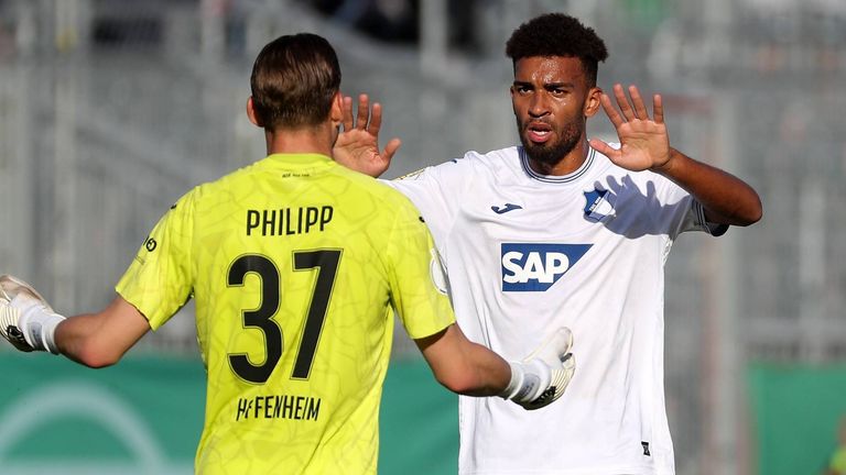 Hoffenheims Luca Philipp sichert der TSG mit einem gehaltenen Elfmeter das Weiterkommen im Pokal. 