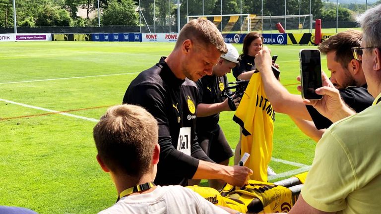 Der neue BVB-Co.-Trainer Lukasz Piszczeck schrieb im Trainingslager fleißig Autogramme. 