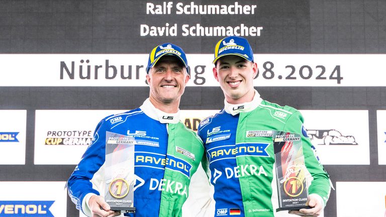 Ralf Schumacher (l.) mit seinem Sohn David Schumacher auf dem Siegertreppchen.