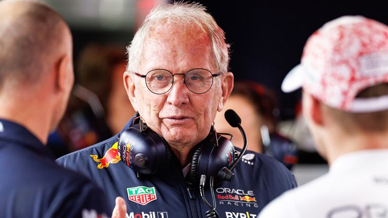 Red Bull um Motorsportchef Helmut Marko (m.) hat bereits eine Entscheidung für die kommende Saison bezüglich der Fahrer getroffen.