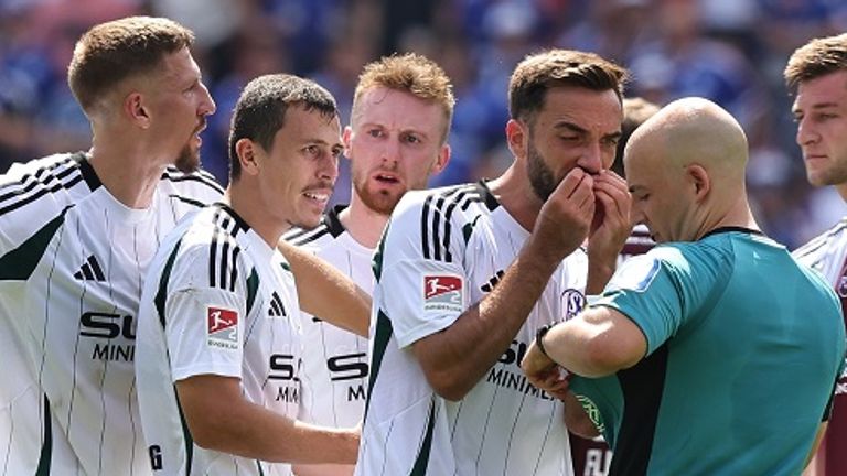 Die Schalker Spieler hadern mit dem Platzverweis von Ron Schallenberg (2. von l.) - gegeben von Schiedsrichter Nicolas Winter (r.). 