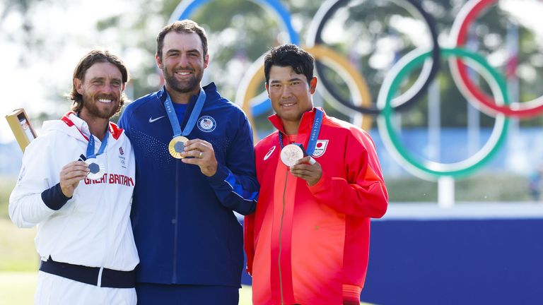 Scottie Scheffler (M.) holt dank starker Aufholjagd Olympia-Gold.