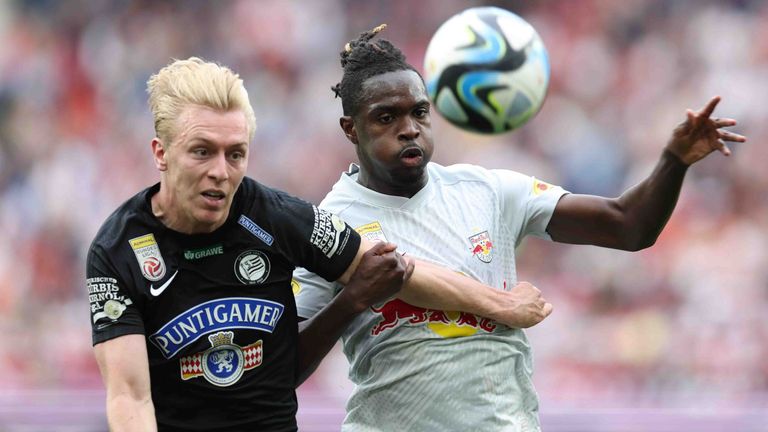 Beim Medizincheck von Oumar Solet (r.) gibt es Auffälligkeiten.