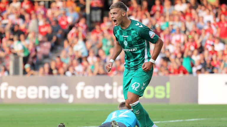 Keke Topp schnürt den Dreierpack für den SV Werder Bremen in Cottbus.