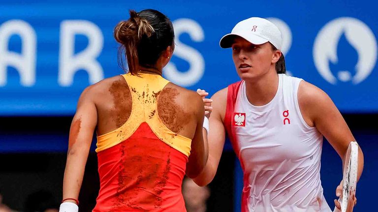 Zheng (l.) schlägt bei Olympia überraschend die Polin Swiatek (r.)