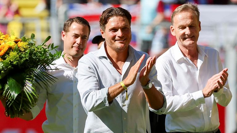 Ex-Trainer Edin Terzic (M) verabschiedet sich von den BVB-Fans. Die Klub-Bosse Lars Ricken (l.) und Hans-Joachim Watzke applaudieren ebenfalls.