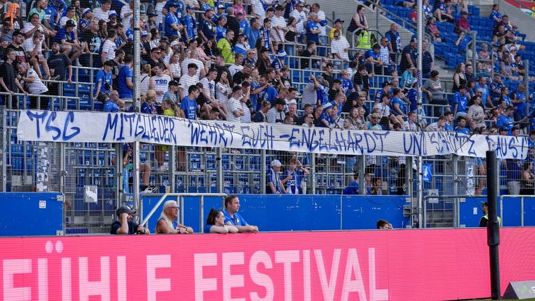 Bereits beim Testspiel gegen den FC Fulham protestierten die Fans mit Spruchbannern gegen die Gewschäftsführung.