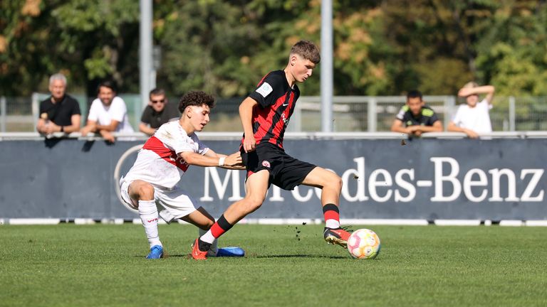 Die U19 der Eintracht Frankfurt trifft auf die Kickers Offenbach - Sky Sport überträgt das Junioren-Spiel live im kostenlosen Stream.