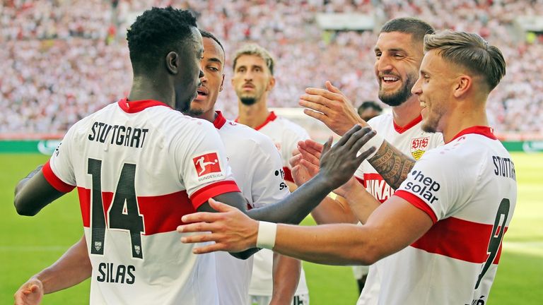 Die Spieler des VfB Stuttgart freuen sich gemeinsam.