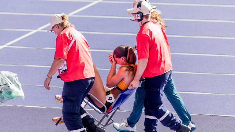 Für die deutsche Siebenkämpferin Sophie Weißenberg muss mit dem Rollstuhl abtransportiert werden.