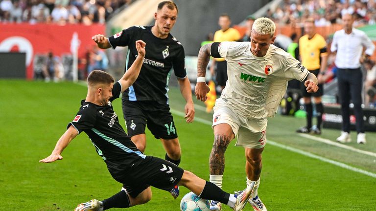 Der FC Augsburg und Werder Bremen trennen sich nach einer turbulenten Partie unentschieden.