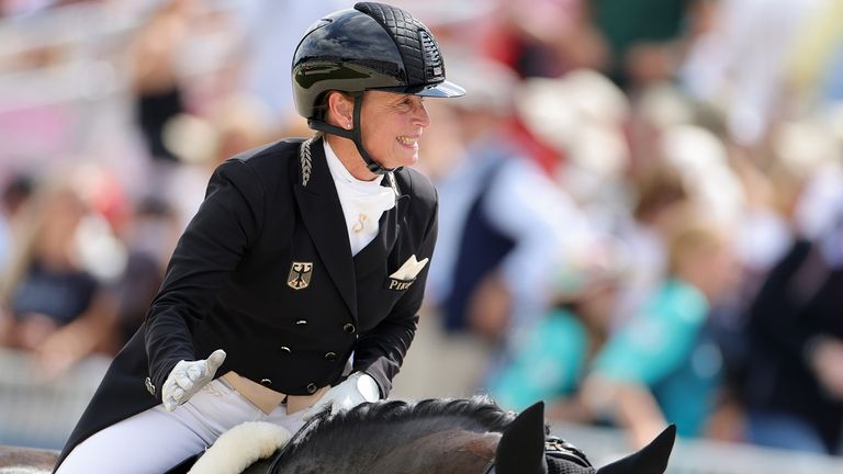 Isabell Werth gewinnt mit der deutschen Dressur-Equipe Gold.