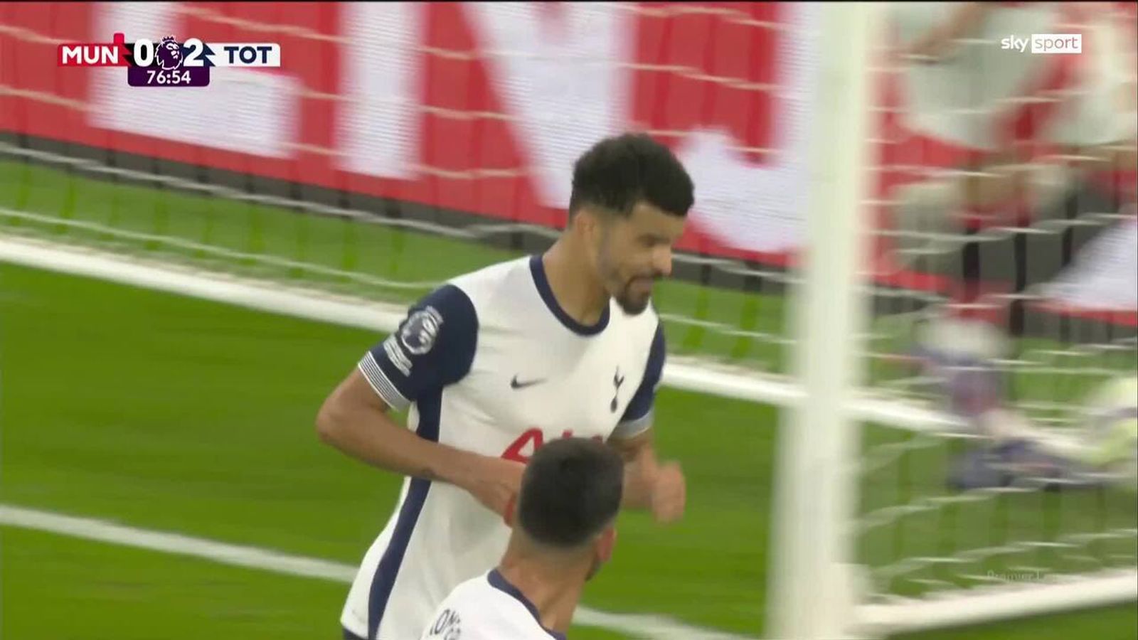 Man United 03 TOTTENHAM Solanke grätscht den Ball über die Linie (77