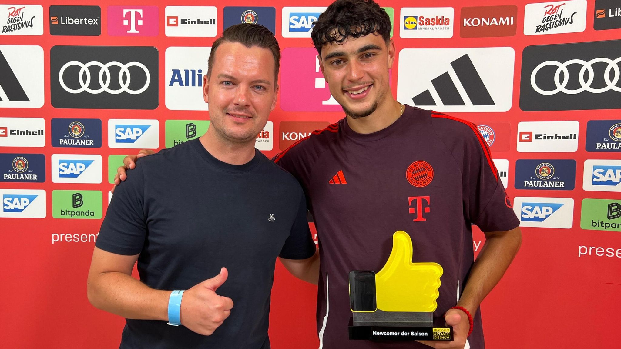 Sky übergibt Pavlovic TransferUpdateAward als bester