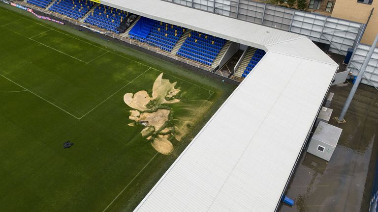 Heftige Regenfälle und Überflutungen hatten den Rasen des AFC Wimbledon großflächig zerstört.