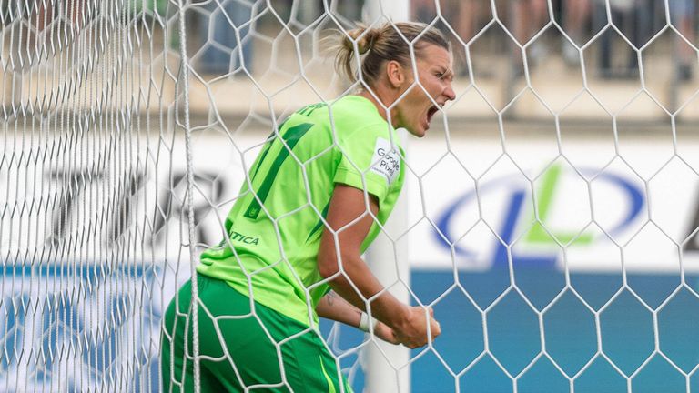 Wolfsburgs Alexandra Popp erzielte beim Saisonauftakt der Frauen-Bundesliga gegen den SV Werder Bremen (3:3) den vermeintlichen Ausgleich zum Endstand - das Tor hätte aber nicht zählen dürfen.