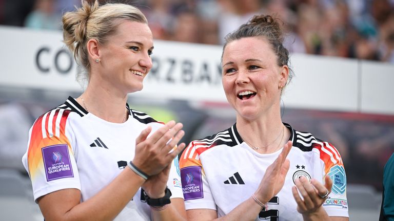 Marina Hegering (r.) beendet ihre Karriere in der deutschen Nationalmannschaft. 