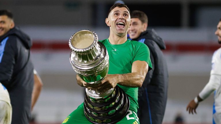 Nach der Partie gegen Chile hatte der 32-Jährige den Copa-America-Pokal, den Argentinien Mitte Juli gewonnen hatte, provokant vor seinen Unterleib gehalten. 