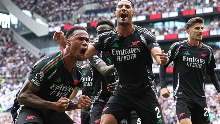 Arsenals Gabriel (l.) bejubelt mit den Teamkollegen sein Tor.