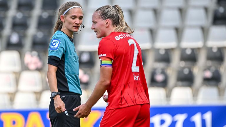 Lisa Karl (SC Freiburg Frauen, #02) mit Emotion ist mit dem Elfmeterpfiff von Theresa Hug (Schiedsrichterin) nicht einverstanden. GER, SC Freiburg - Bayer 04 Leverkusen, Frauen-Fussball, Google Pixel Frauen-Bundesliga, 1. Spieltag, Saison 2024/2025, 31.08.2024 DFB REGULATIONS PROHIBIT ANY USE OF PHOTOGRAPHS AS IMAGE SEQUENCES AND/OR QUASI-VIDEO Foto: Eibner-Pressefoto/Thomas Hess