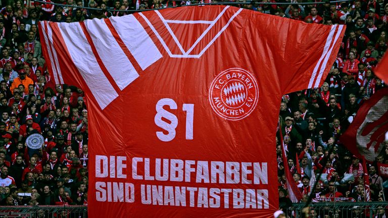 Das neue Wiesn-Trikot kommt nicht bei allen Fans des FC Bayern gut an.