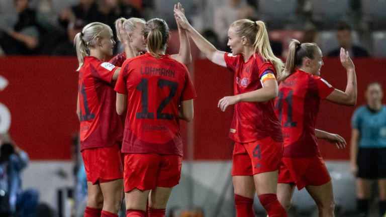 Die Frauen des FC Bayern schießen am Montagabend die TSG aus Hoffenheim ab.