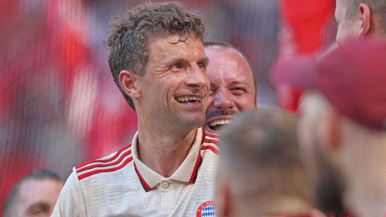 Thomas Müller bedankt sich bei Louis van Gaal.